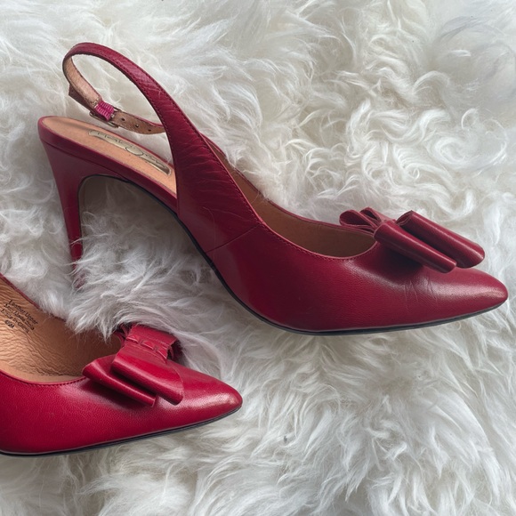 Pinup girl style sling back heels with bow toe. - Picture 6 of 9